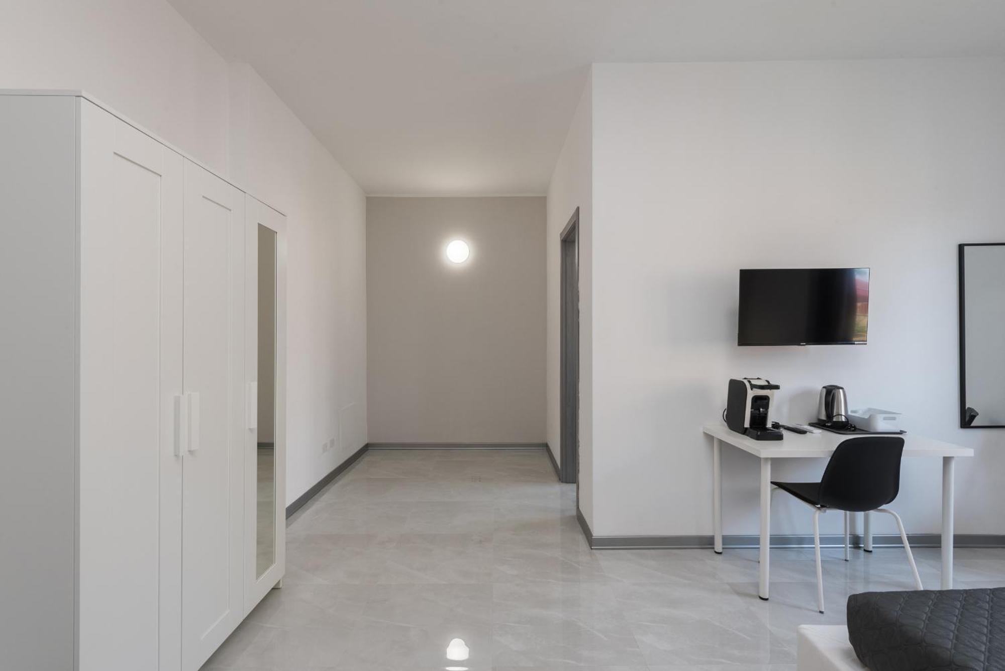 Travelershome Ciampino Airport Guesthouse 600M To Airport Екстериор снимка