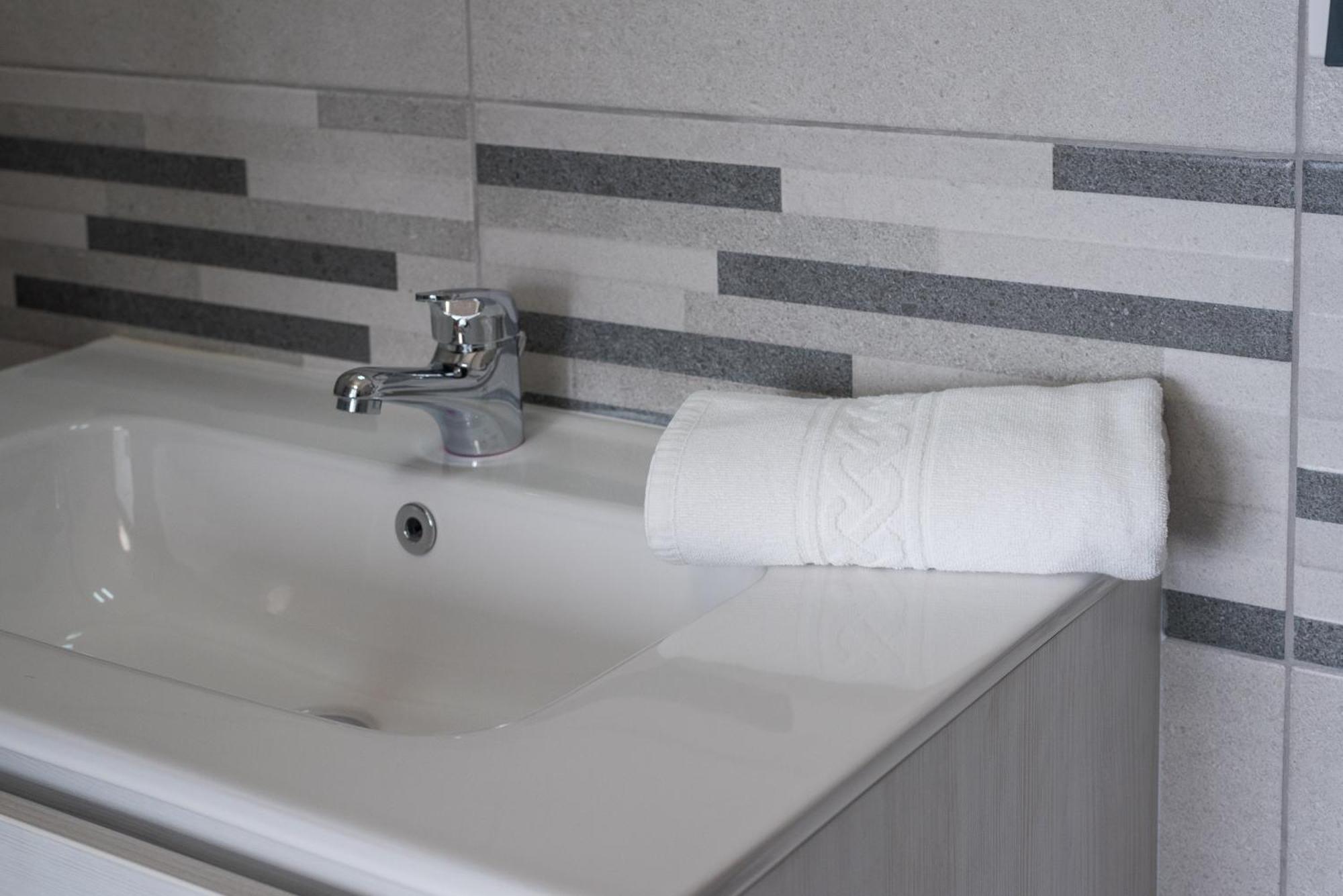 Travelershome Ciampino Airport Guesthouse 600M To Airport Екстериор снимка